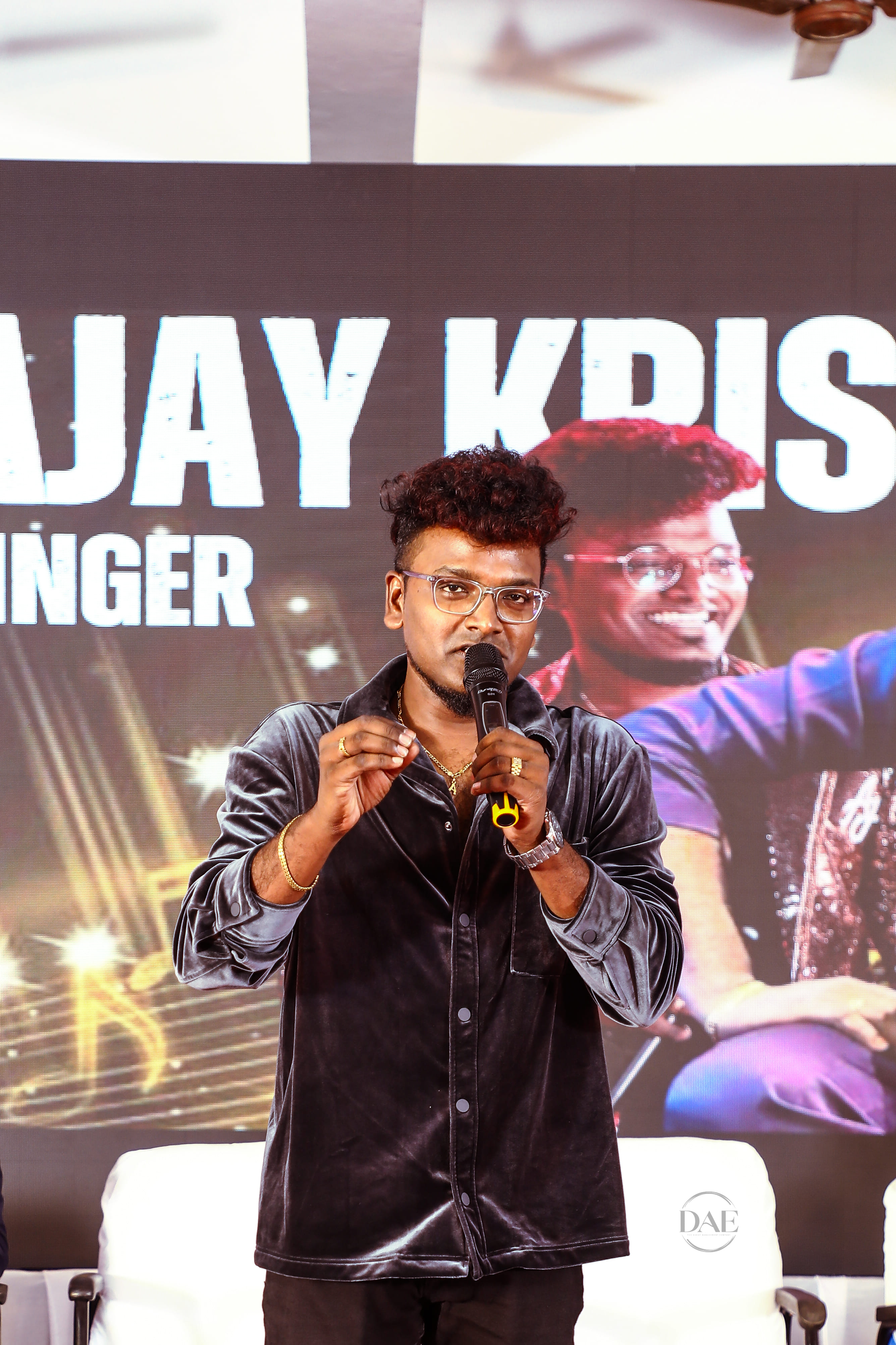 Abstract wedding ring capture